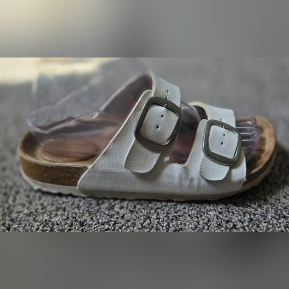 Cushionaire Womens 7M White 2 Strap Leather-Insole Sandals - Picture 6 of 11